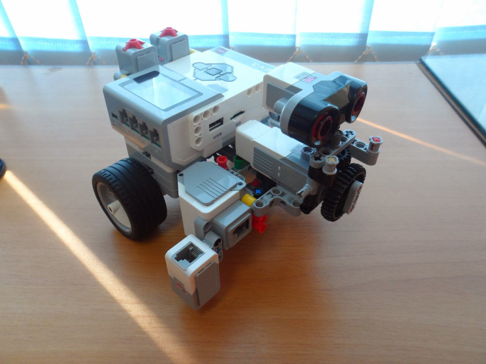 RoBoTiCS® education centre Smart Bot EV3