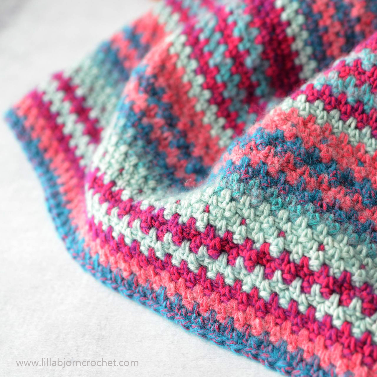 Crochet shawl with linen stitch - free pattern by www.lillabjorncrochet.com