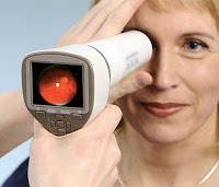 Dijital oftalmoskop ile doktor bir bayanın gözünü muayene ederken