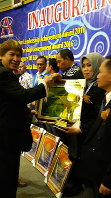 Lembaga Anugerah Prestasi Insani Beri Penghargaan Kepada Kepala SMA Negeri 1 Teluk Kuantan