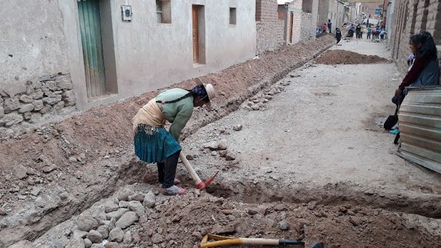 Esmoruco hat endlich sein Großprojekt für die Trinkwasserversorgung bekommen. Aus 23 Kilometer wird das Wasser aus den Bergen in unser Dorf geleitet. Alle helfen beim Graben mit. Auch die Frauen nehmen die Hacke in die Hand.