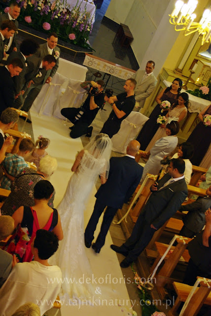 ślubna dekoracja kościoła - biały dywan - Hochzeitsteppich