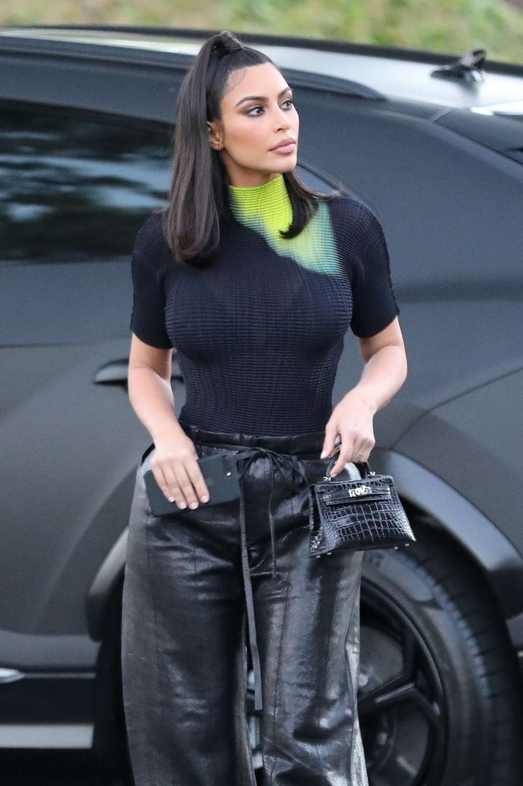 Kim Kardashian Arrives at the Commons Shopping Mall in Calabasas