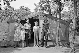 http://3.bp.blogspot.com/-0bk1REg-dMg/UHw2r16IG6I/AAAAAAAAQ3s/Pw6b0OFAm3E/s320/Russell+Lee+-+Family+of+agricultural+day+laborers+living+in+tent+near+Spiro,+Oklahoma,+1939.jpg