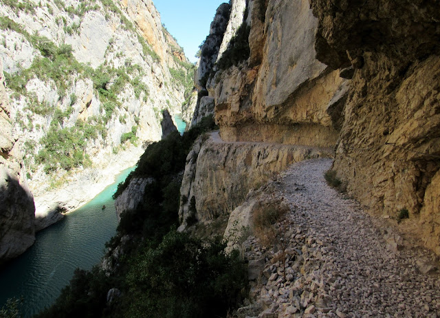 Ruta excavada en la roca. Desfiladero del congost de Montrebei