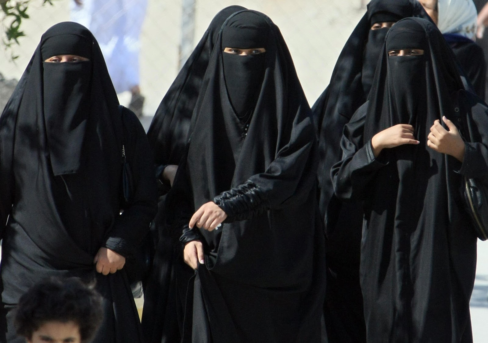 Traditional Saudi Clothing - Photos Cantik