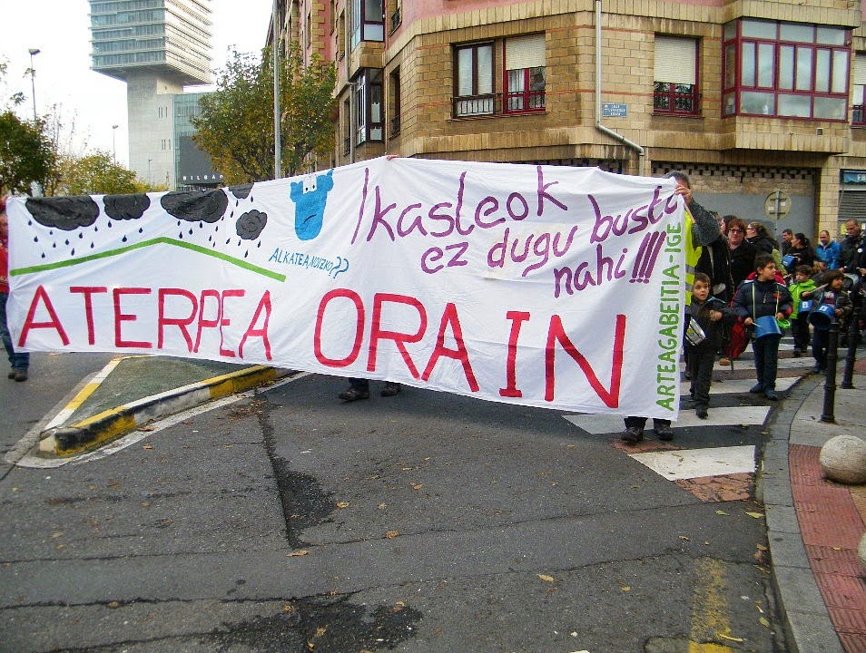 Las familias del colegio Arteagabeitia protestan con una tamborrada para que se cubra el patio