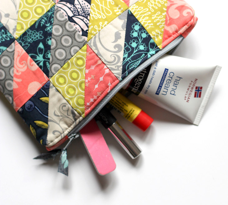 A zippered pouch / cosmetic bag is a quick but satisfying project. DIY Photo Tutorial.
