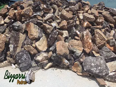 Pedra moledo, nesse tom mesclado, tipo pedra caverna, para construção de castelo de pedra.