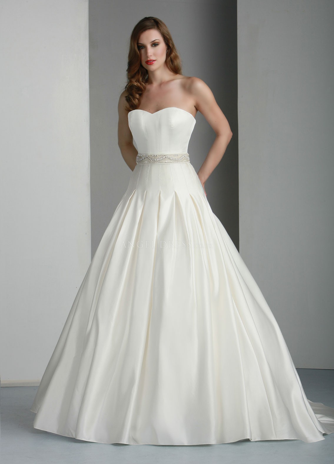 Best Wedding Dress Styles For Wide Hips