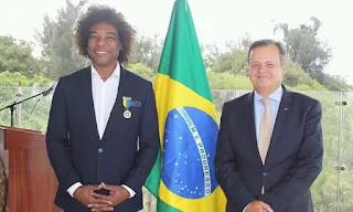 Brasil condecora Stewart Sukuma