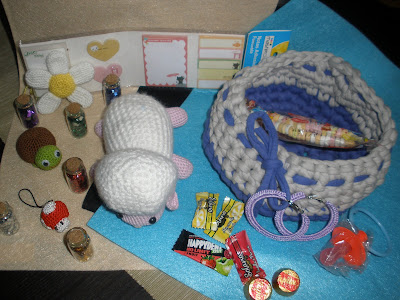 Varios regalos realizados a crochet: amigurumis, trapillo, pendientes...