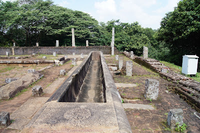 каменный желоб в развалинах трапезной монастыря на вершине Михинтале, необъяснимые загадки Шри-Ланки