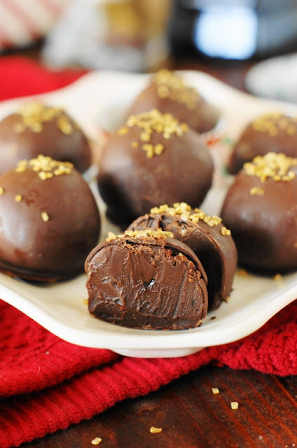 Biting into the creamy ganache center of these Kahlua Chocolate Truffles is pure chocolate bliss.  They're just the right indulgently delicious chocolate treat for the holidays or any time of the year!  www.thekitchenismyplayground.com