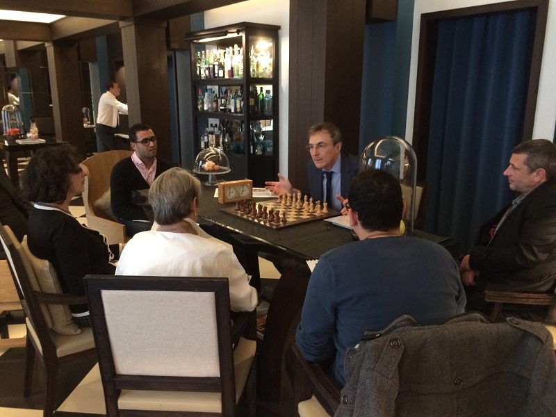Notre stage d'initiation aux échecs du dimanche 6 décembre dans le somptueux lobby du Chess Hotel à Paris - Photo © Chess & Strategy Notre stage d'initiation aux échecs du dimanche 6 décembre dans le somptueux lobby du Chess Hotel à Paris - Photo © Chess & Strategy