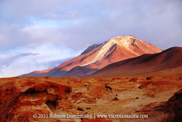 vulcão ollangue na fronteira entre bolivia e chile