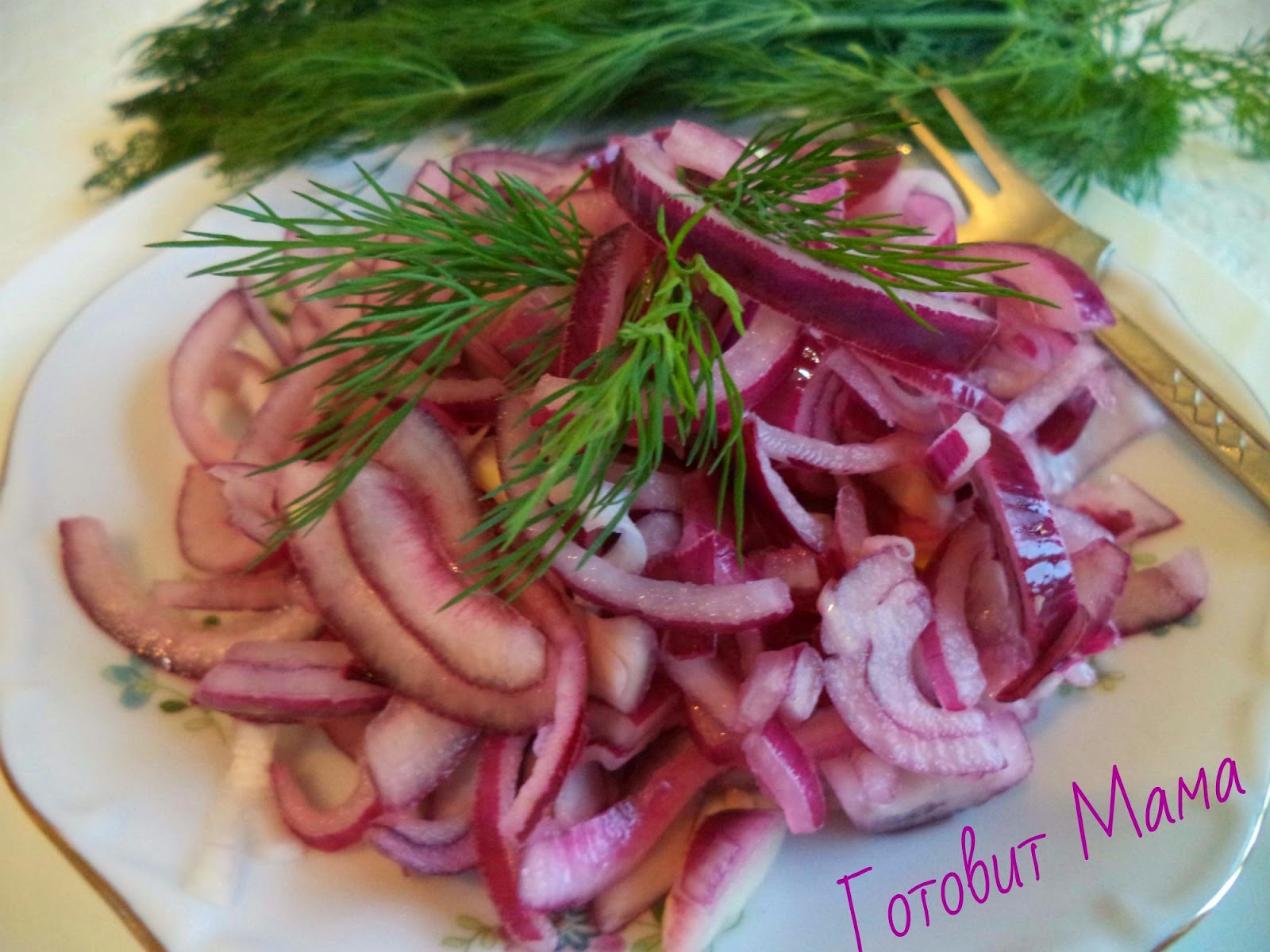 Красный лук красивая подача. Салит из красного лука. Красный лук рецепты. Маринованный красный лук фото. Маринованный красный лук рецепт.