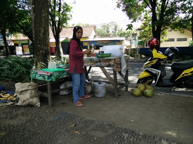 Salah satu penjual es kelapa di Taman Sleman Kota