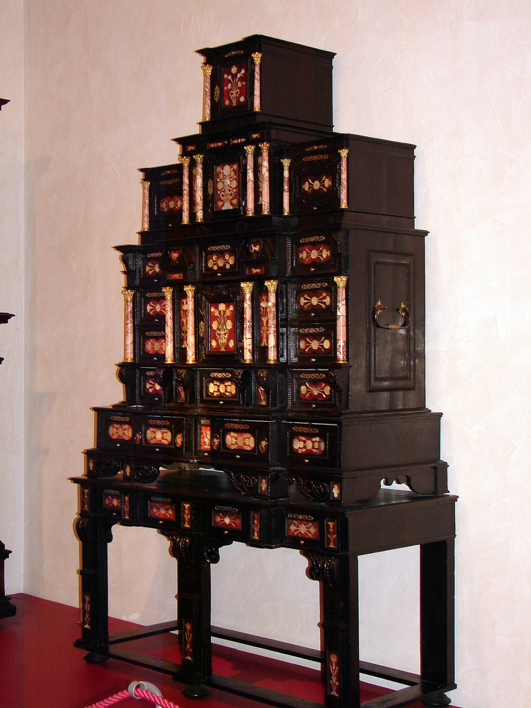 loveisspeed....... hofmobiliendepot imperial furniture collection from