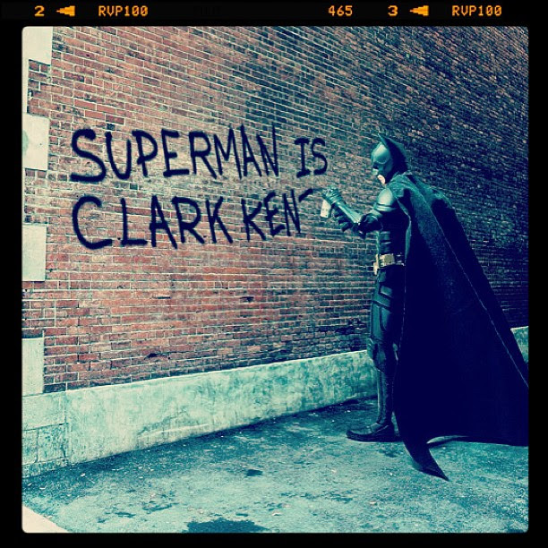 Photo : 「ダークナイト」完結で出番のなくなったバットマンが、これから「マン・オブ・スティール」で活躍するスーパーマンに嫉妬して、ヒーローの素性を明かす嫌がらせのネタバレをしている写真 ! !