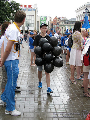 Девушка с черными шарами перед Казанским университетом