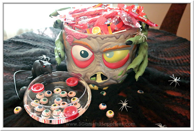 How to Make a Zombie Head Halloween Table Centerpiece  |  www.3Garnets2Sapphires.com