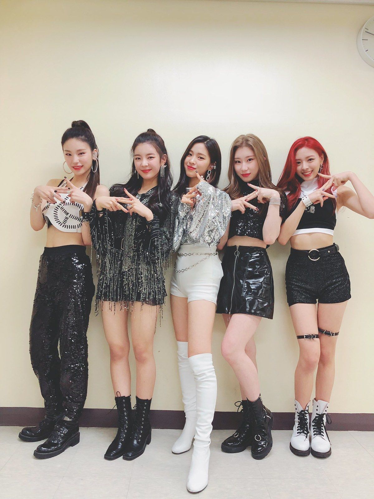 ITZY's official twitter update + the mostsearched keywords