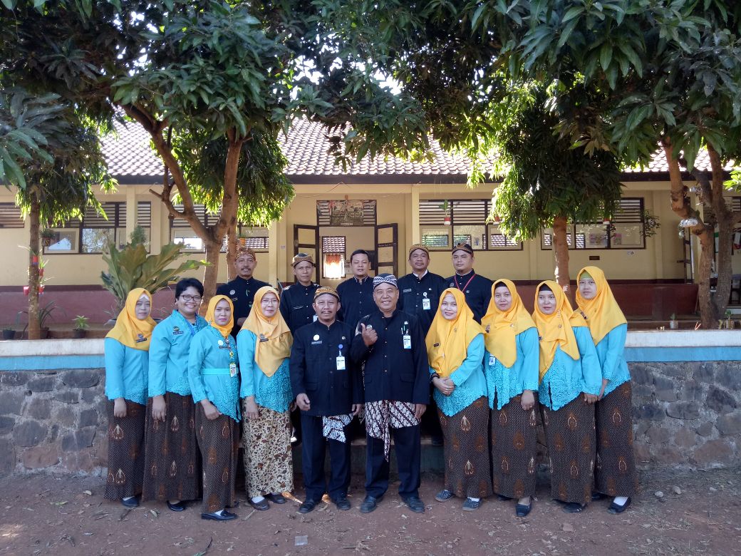 UPACARA BENDERA - SMP NEGERI 3 KANDEMAN