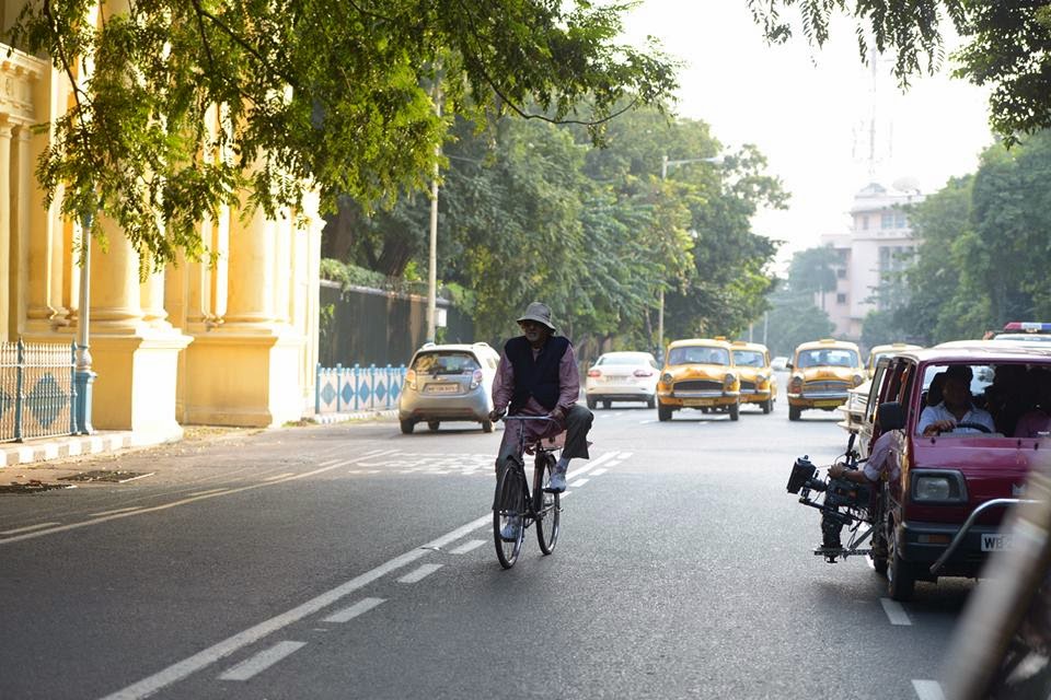 Amitabh Bachchan BigB Amitabh Bachchan goes cycling in Kolkata during 'Piku' shoot