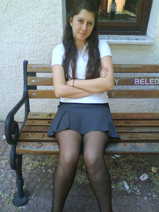 Mini etekli kızı sikti