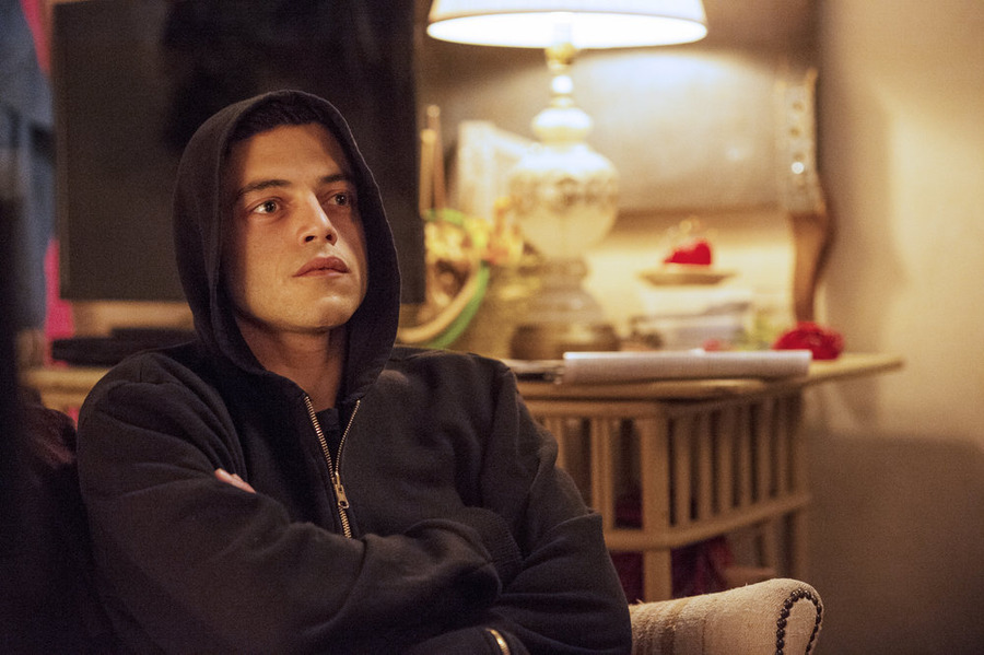 Mr. Robot - eps.1.1_ones-and-zer0es.mpeg - Review: "An Absolute Cracker"