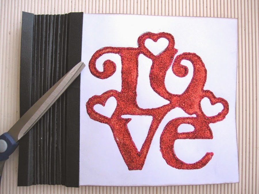 paso 5 tutorial mini-álbum scrapbook, se ve cómo queda exterior el lomo con la primera tarjeta pegada como portada