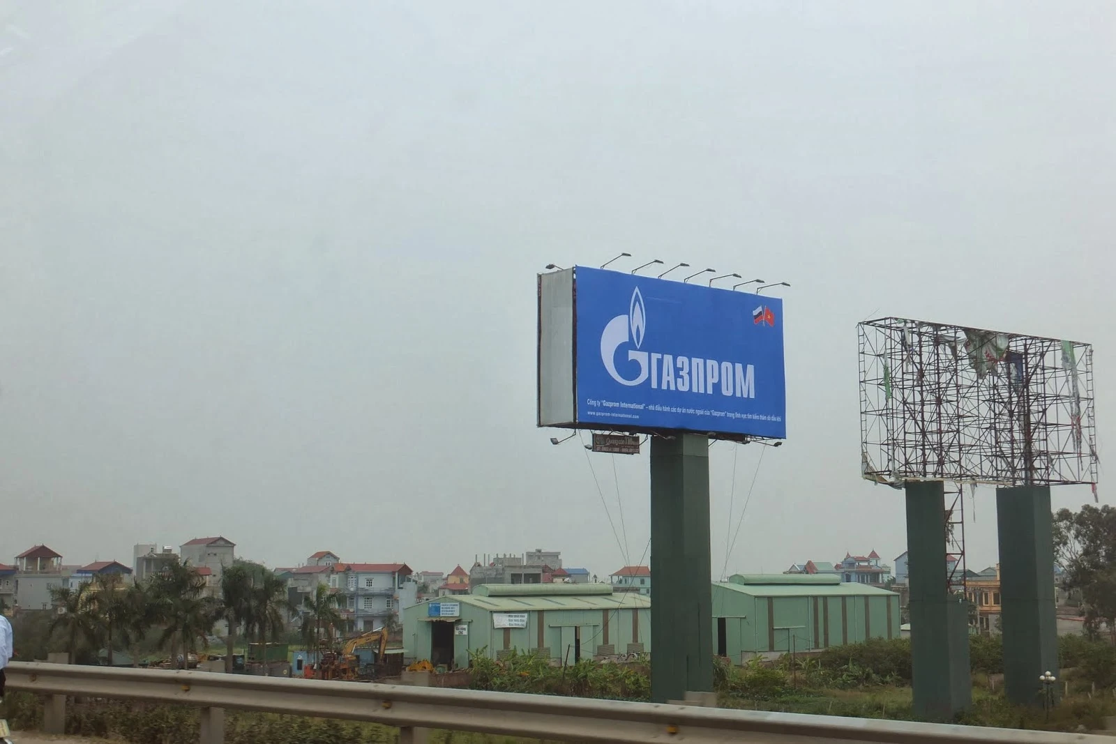 gazprom-ad-vietnam ガスプロムの大型広告