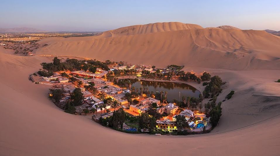 Huacachina, il villaggio costruito attorno alla piccola oasi in Perù. Huacachina, il villaggio costruito attorno alla piccola oasi in Perù.