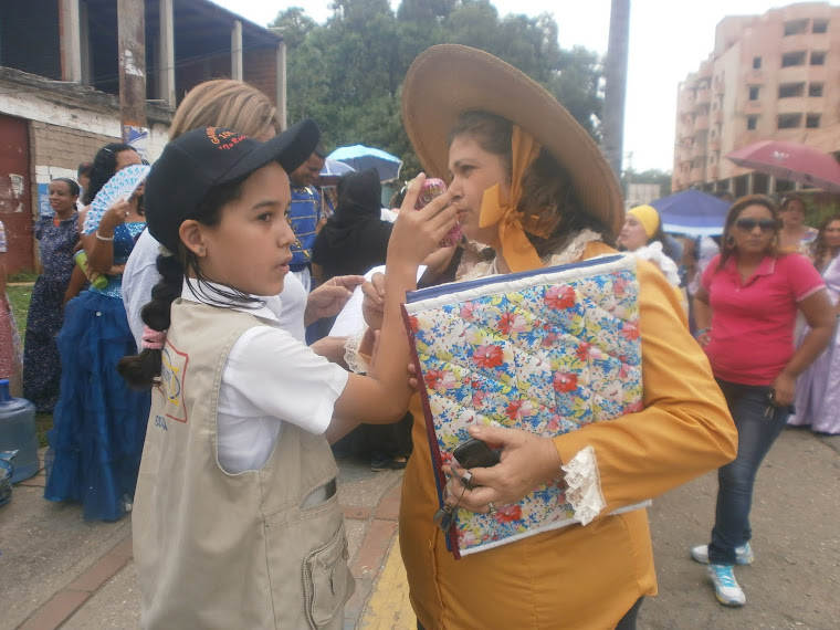 ESTUDIANTES DE LE ESCUELA HORTENSIA DE GARMENDIA LLEVANDO LA INFORMACIÓN CON RESPONSABILIDAD