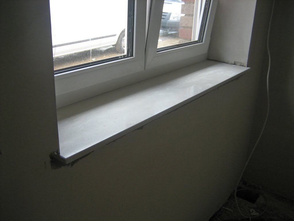 Steinzeithaus: Innen Fensterbänke, aussen nix