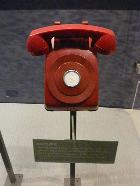 Electrospaces.net: The red phone that was NOT on the Hotline