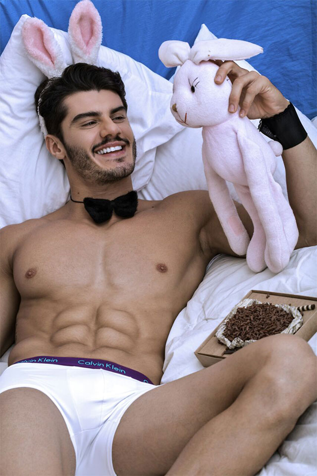 Mariano Jr., o Mister Brasil 2015, posa de coelhinho da Páscoa para ensaio sensual. Foto: Ronaldo Gutierrez