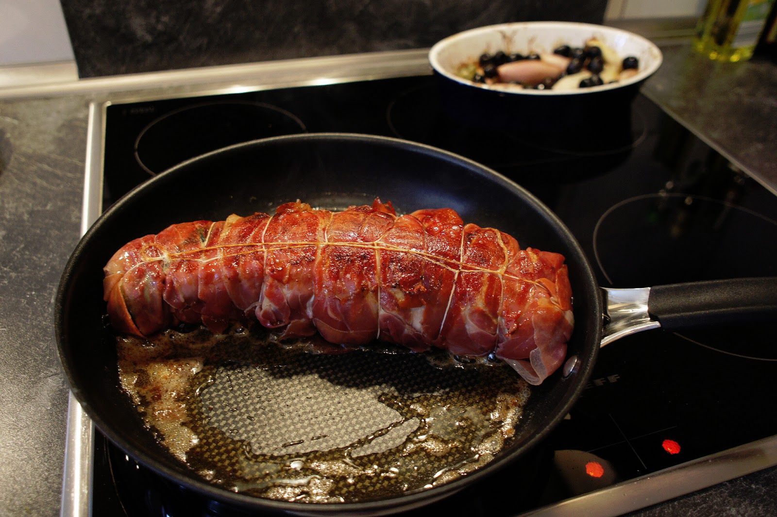 Kochkunst : Gefülltes Schweinefilet mit Balsamico-Zwiebeln