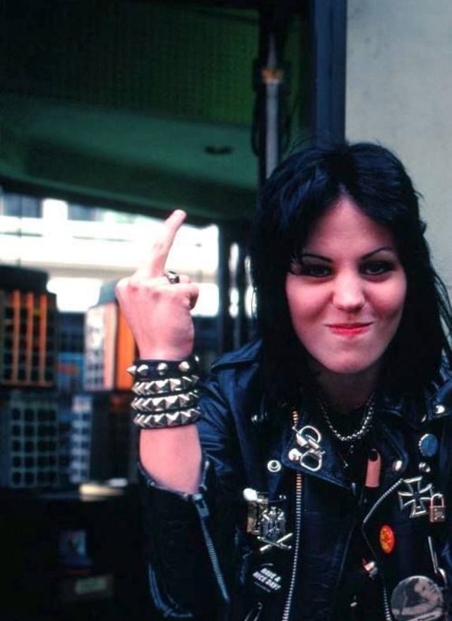 Joan Jett's Edgy Hairstyle: 30 Amazing Color Portrait Photos of the