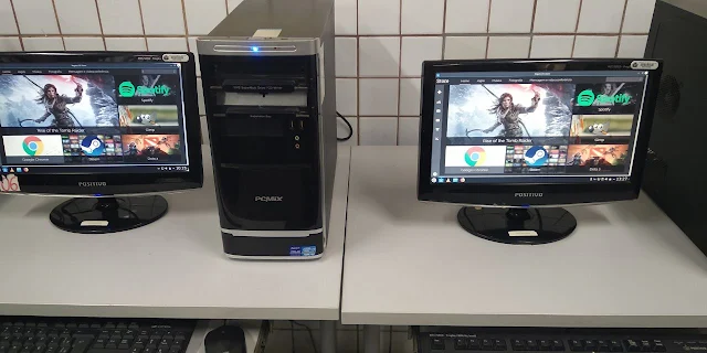 Imagem mostrando o Regata OS instalado em computadores no laboratório de informática.
