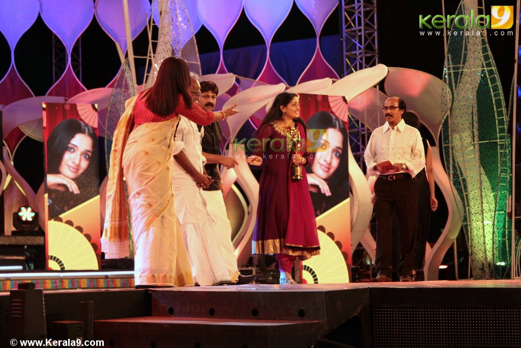 . kavya madhavan at surya tv film awards 2012 pictures