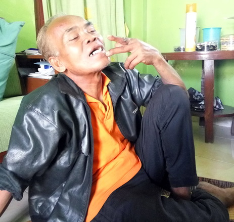 Waluyo (62) yang telah dinyatakan meninggal dan dimakamkan setahun silam, kini tiba-tiba pulang ke rumahnya.