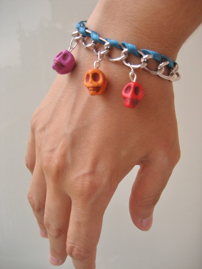 Pulsera de charms de calaveras. Skulls charms bracelet.