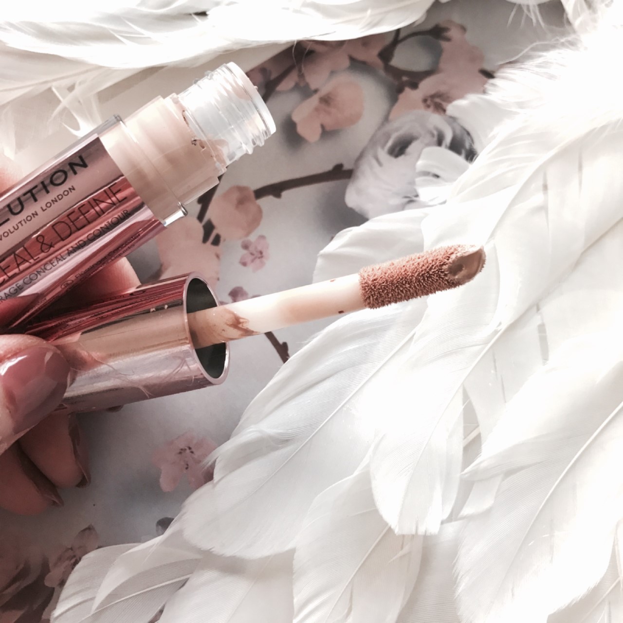 Review Makeup Revolution Conceal and Define Concealer Velvet Lashes