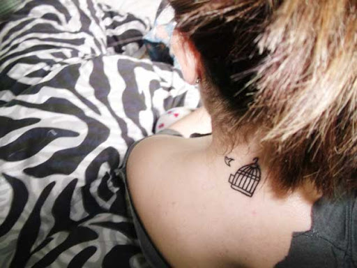 Outra volta do pescoço de tatuagem