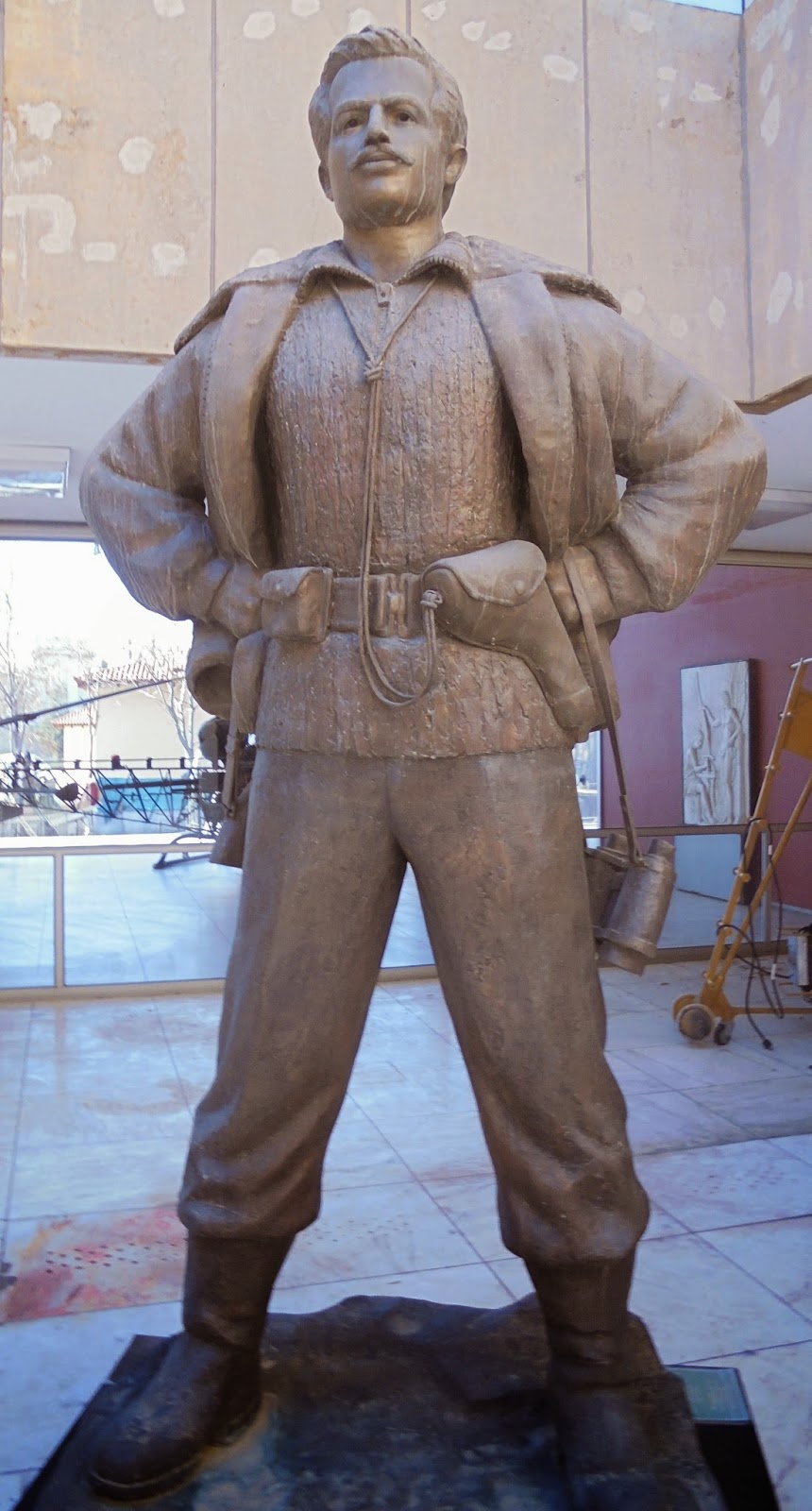 ο ανδριάντας του Γρηγόρη Αυξεντίου στο Πολεμικό Μουσείο των Αθηνών