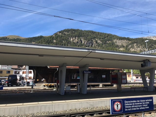 国指定史跡の教会と図書館があるスイスのサメーダン駅
