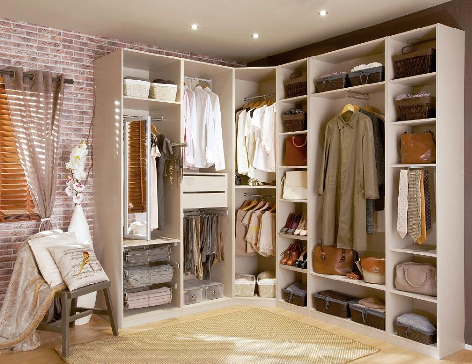 Vestidores con armarios de madera sin puertas