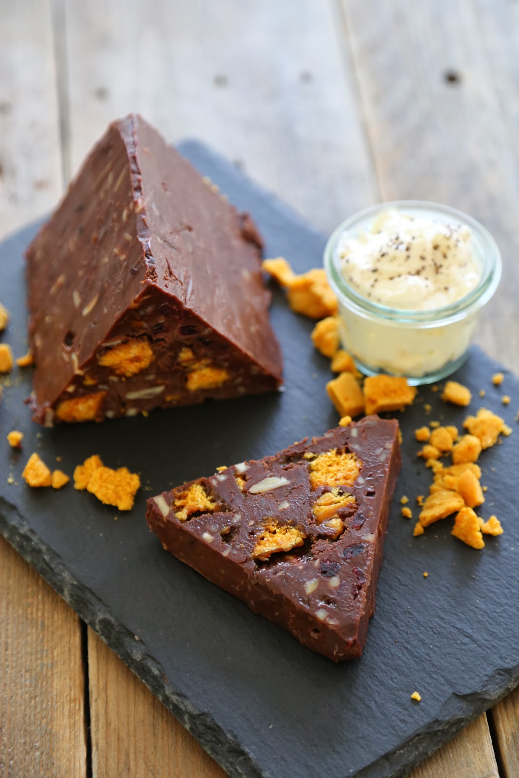 Terrine de chocolat , amandes, cranberries séchées et , un